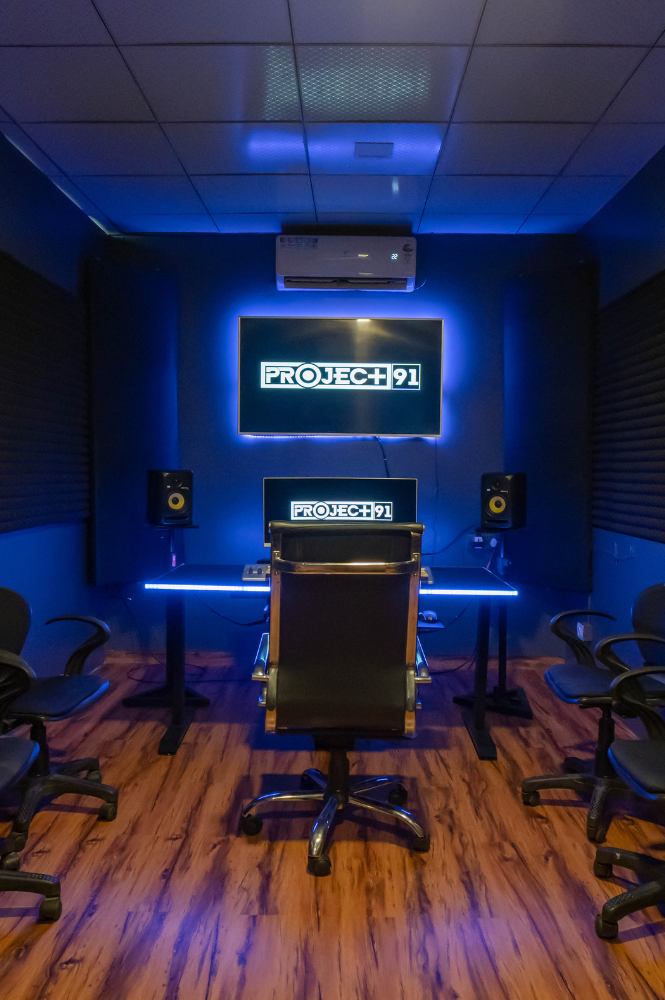 Learn the art of music production at our DJ Academy – a comprehensive course for aspiring producers. Unleash your creativity and master the skills needed to produce exceptional music.