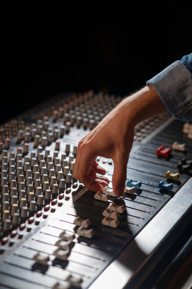 Learn professional mixing and mastering techniques at DJ Academy – Elevate your music production skills with our comprehensive course. Unlock the secrets to perfect sound quality and dynamic mixes.